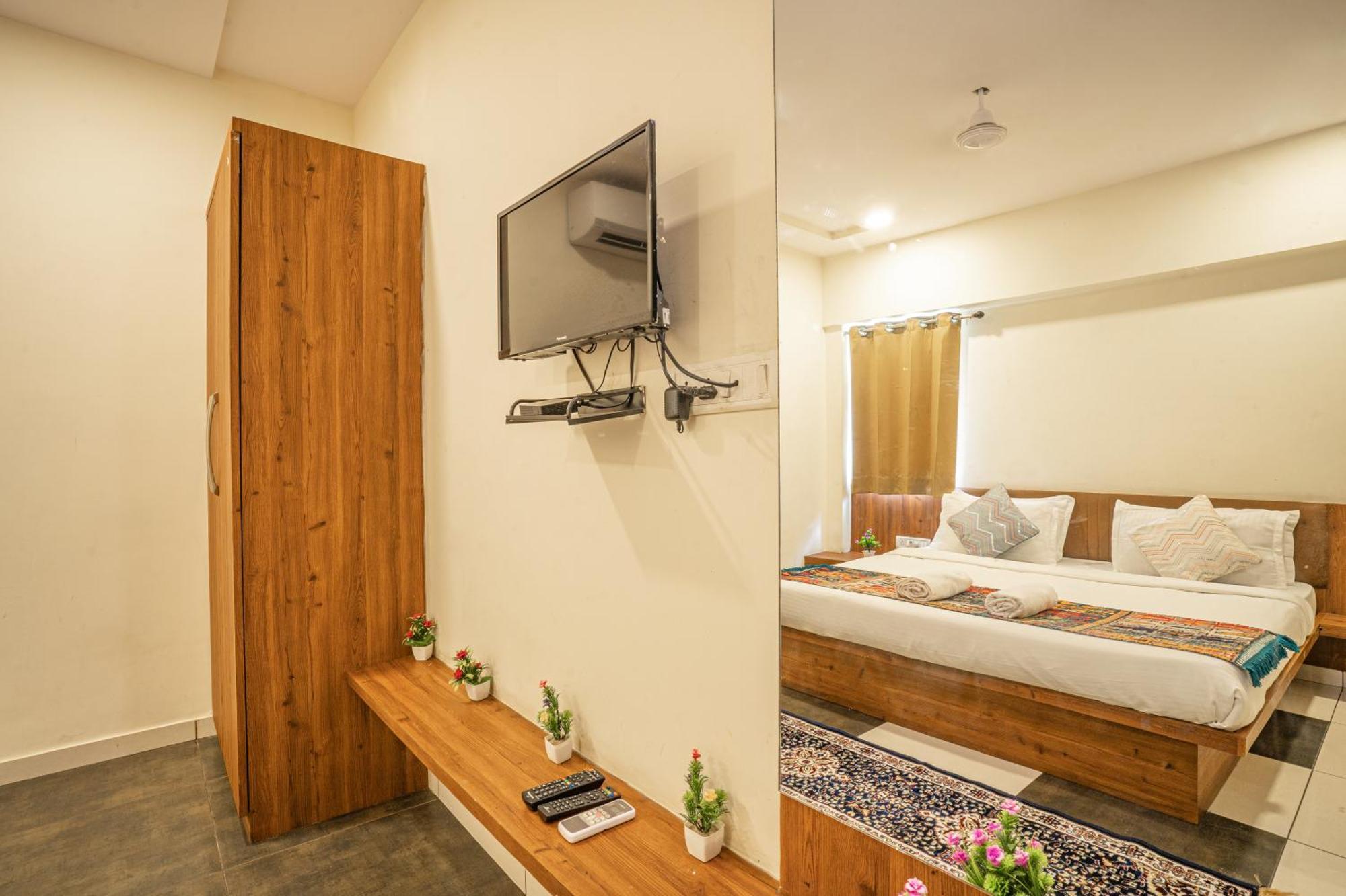 Hotel Naman Удайпур Екстериор снимка