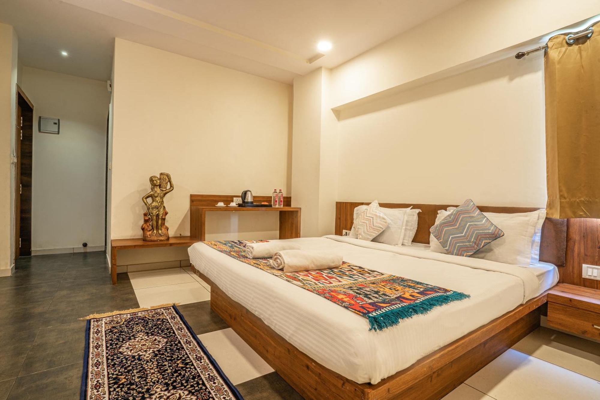 Hotel Naman Удайпур Екстериор снимка