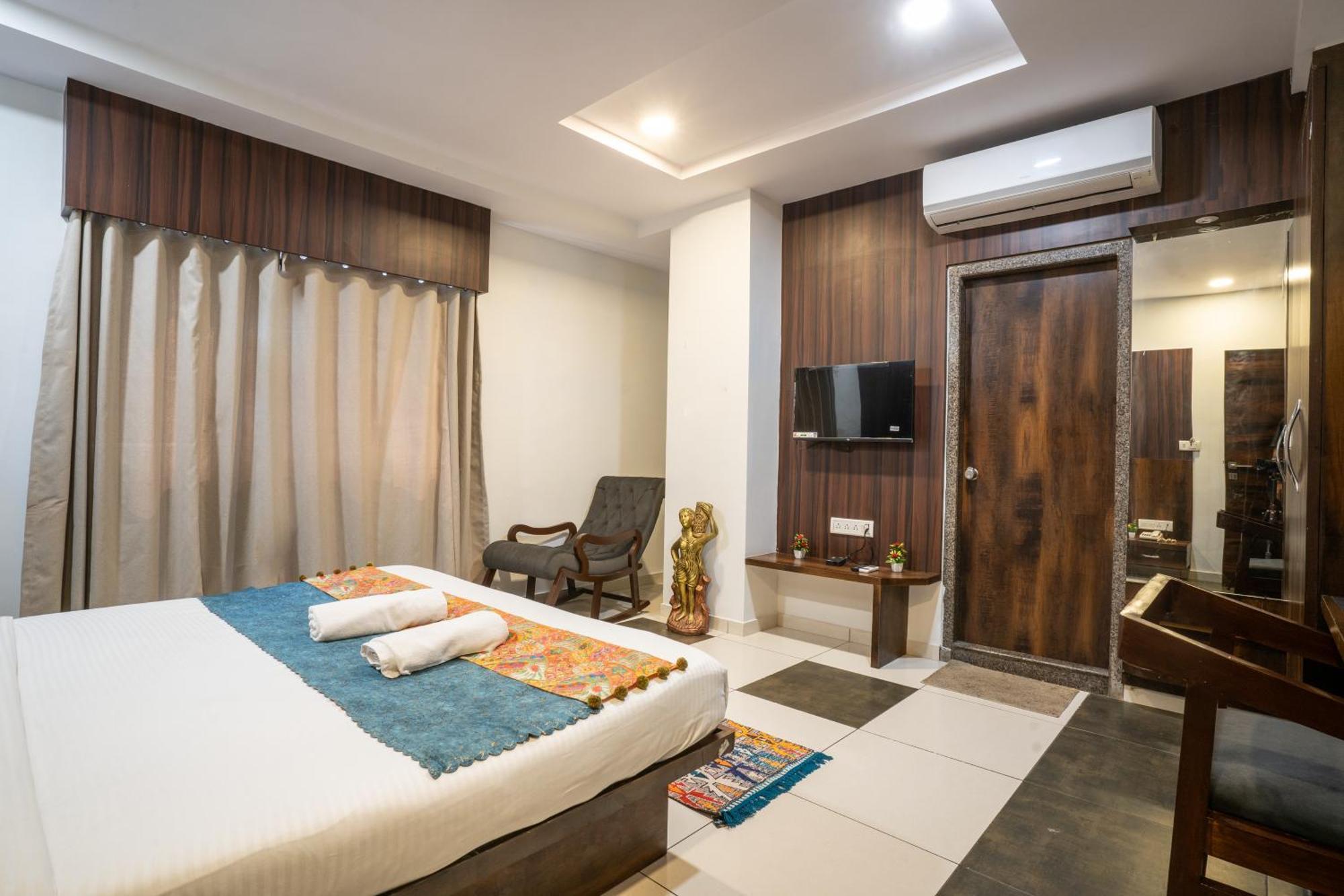Hotel Naman Удайпур Екстериор снимка