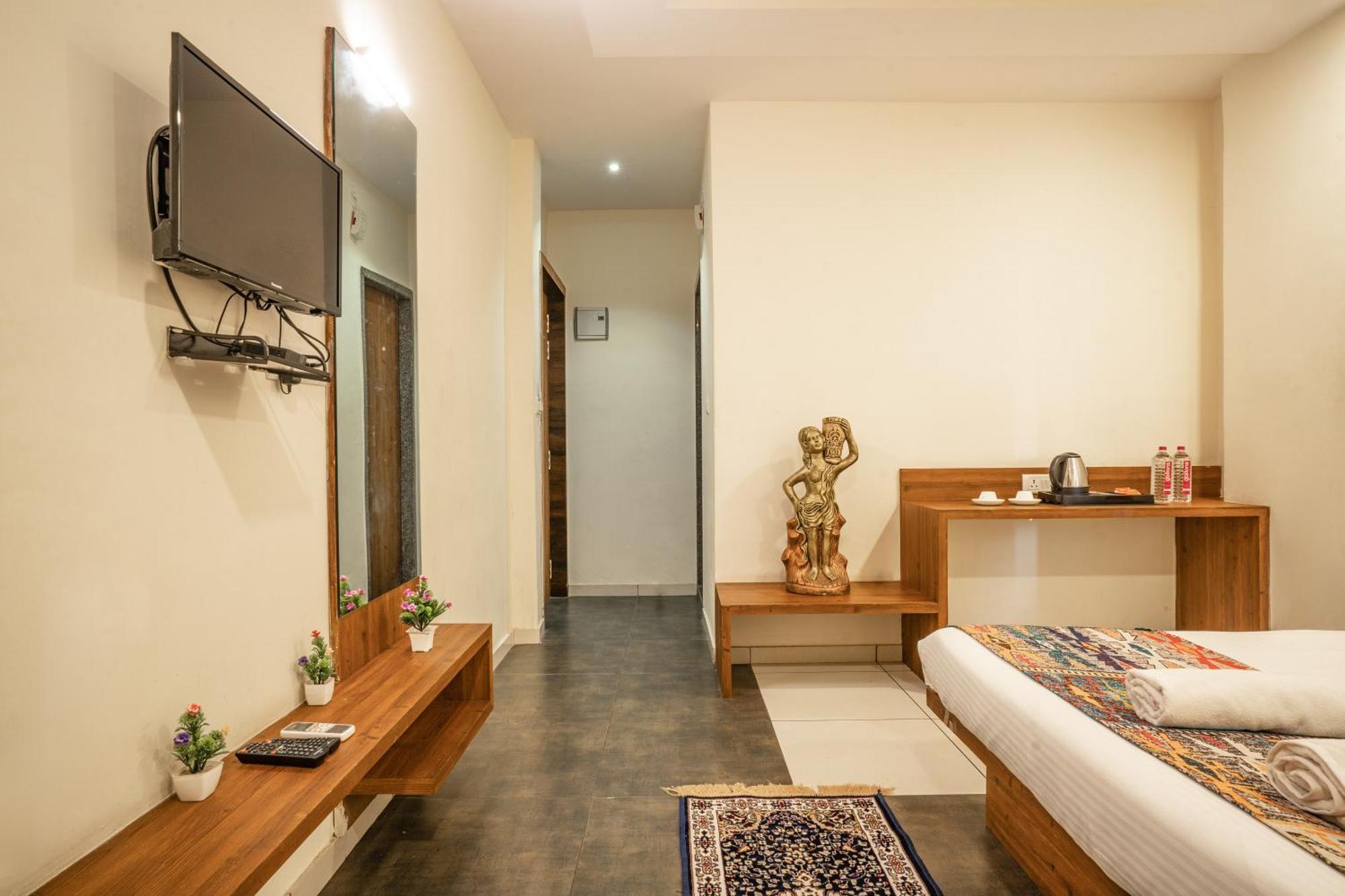 Hotel Naman Удайпур Екстериор снимка