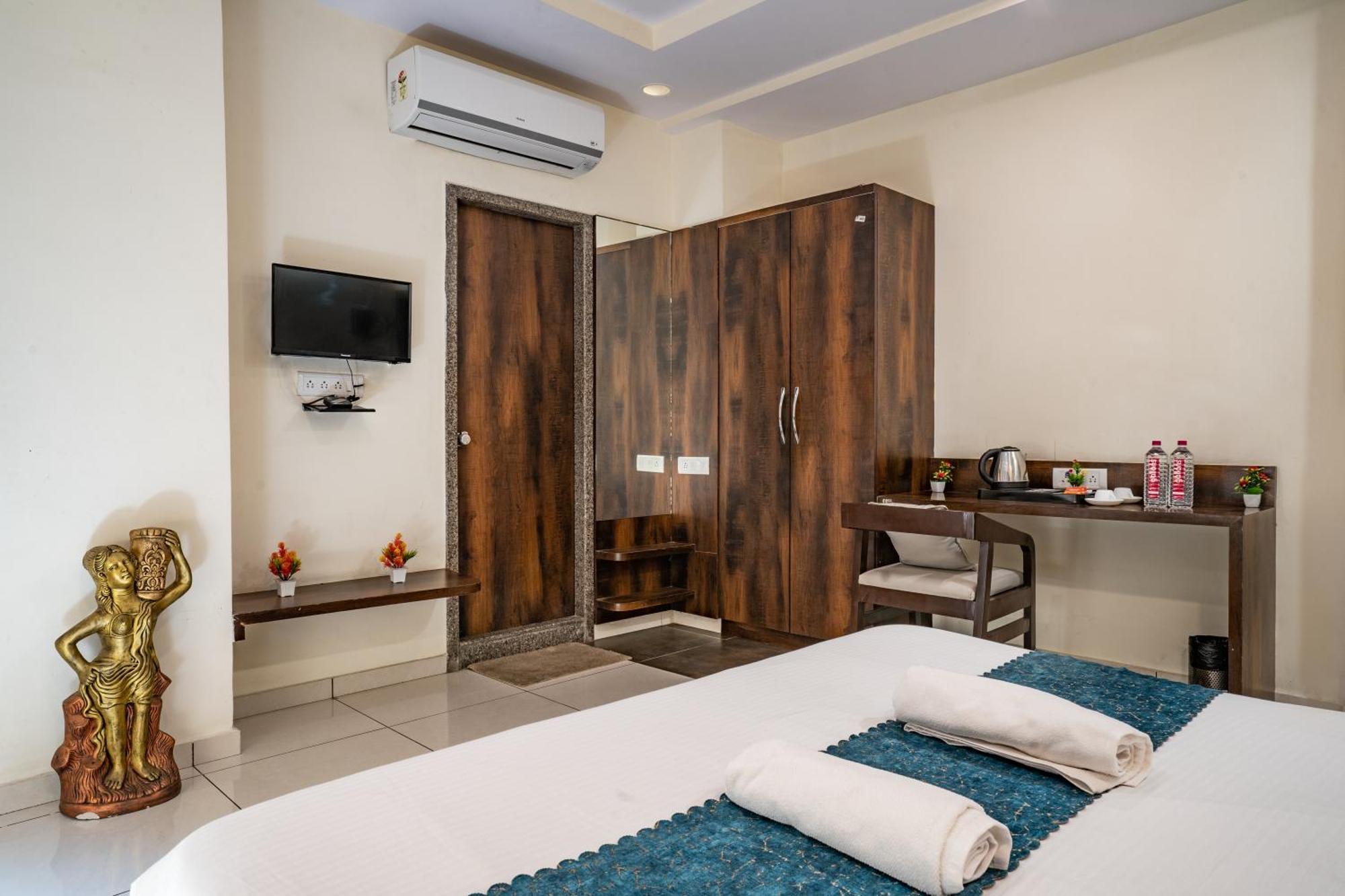 Hotel Naman Удайпур Екстериор снимка