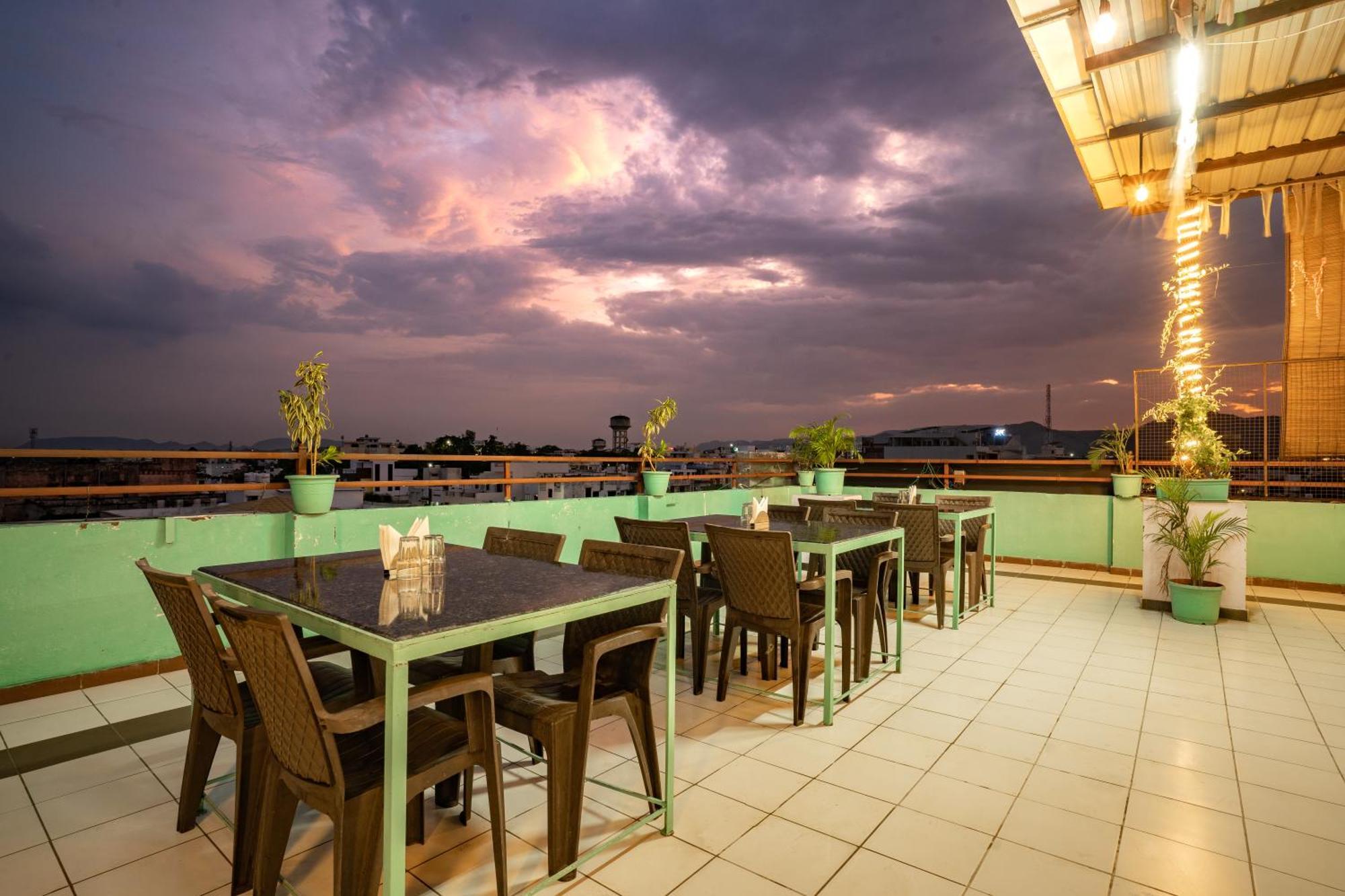 Hotel Naman Удайпур Екстериор снимка