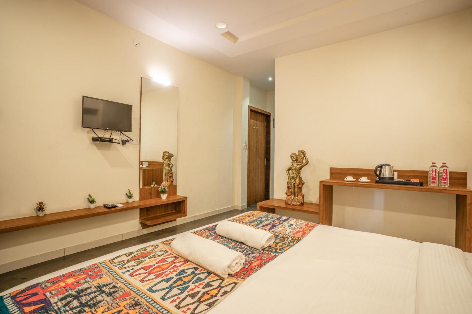 Hotel Naman Удайпур Екстериор снимка