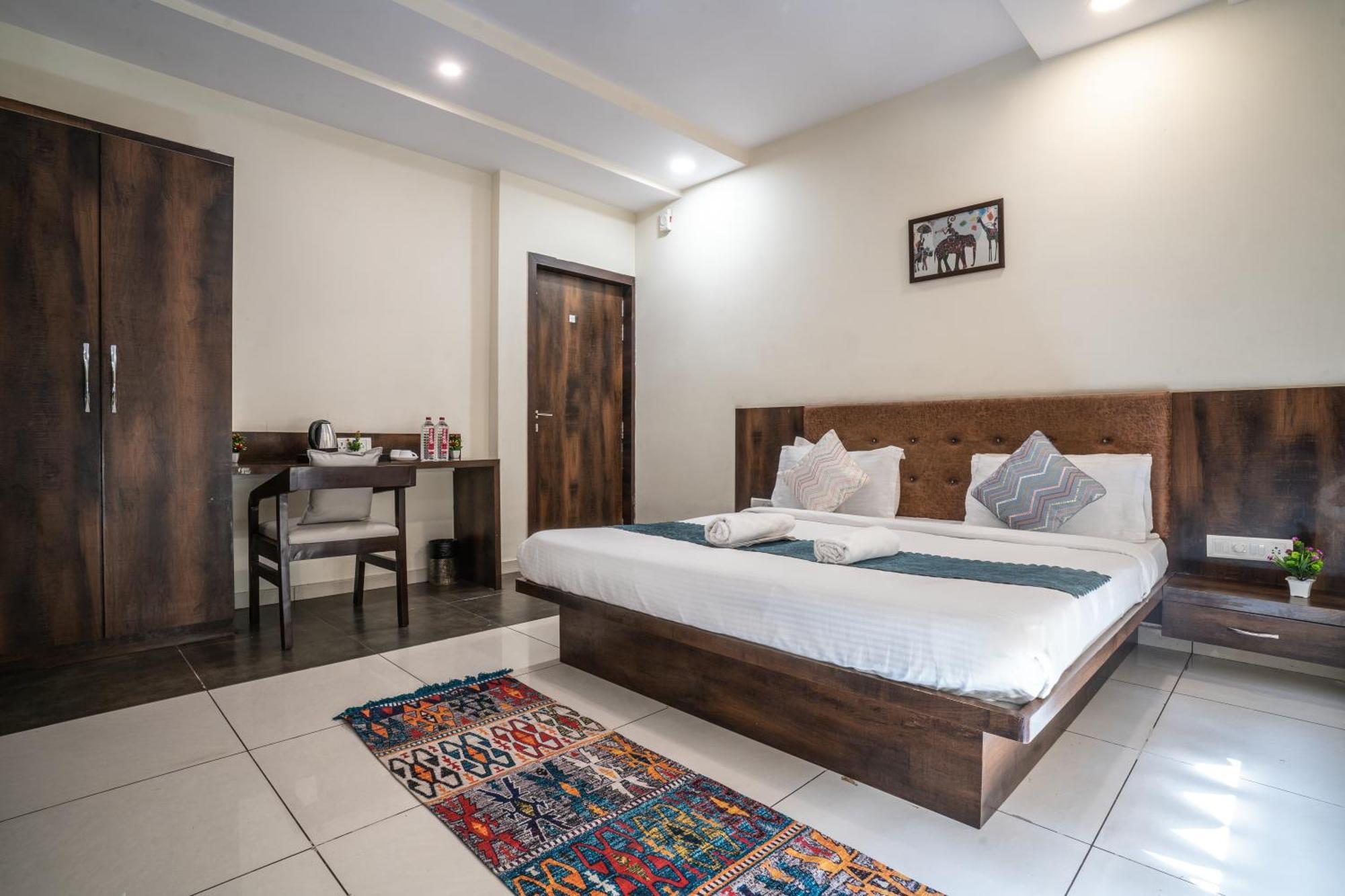 Hotel Naman Удайпур Екстериор снимка